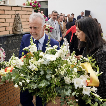 El ministro de Política Territorial y Memoria Democrática, Ángel Víctor Torres, participa en el acto de homenaje y entrega de restos del cabo de la Guardia Civil Luis Ortega Godoy, en Minas de Riotinto (Huelva). Eduardo Briones - Europa Press