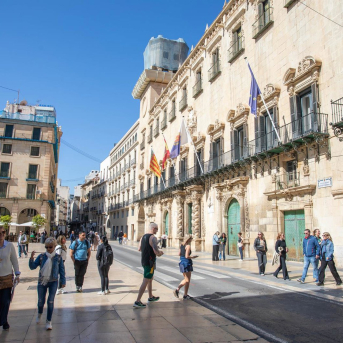 Turistas pasean por el centro de la ciudad, a 26 de marzo de 2026, en Alicante, Comunidad Valenciana (España). Joaquín Reina - Europa Press