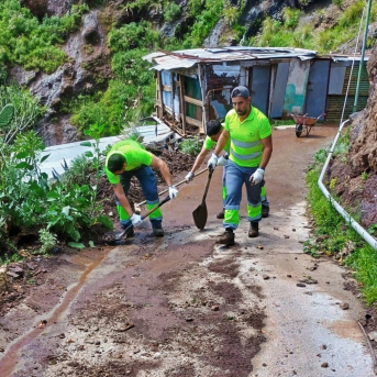Operarios del Ayuntamiento de Santa Cruz de Tenerife trabajan en los desperfectos ocasionados por la borrasca 'Therese' AYUNTAMIENTO DE SANTA CRUZ DE TENERIFE