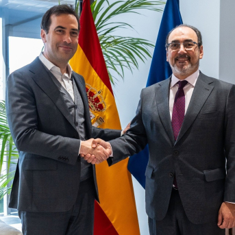 El vicepresidente primero y ministro de Economía, Comercio y Empresa, Carlos Cuerpo, y el presidente ejecutivo del Banco de Desarrollo de América Latina y el Caribe (CAF), Sergio Díaz-Granados. GOBIERNO DE ESPAÑA