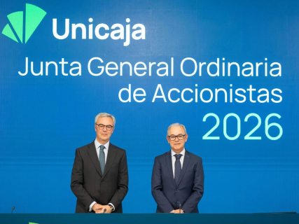 El presidente de Unicaja, José Sevilla, y el CEO, Isidro Rubiales, durante la celebración de la junta general de accionistas 2026. UNICAJA