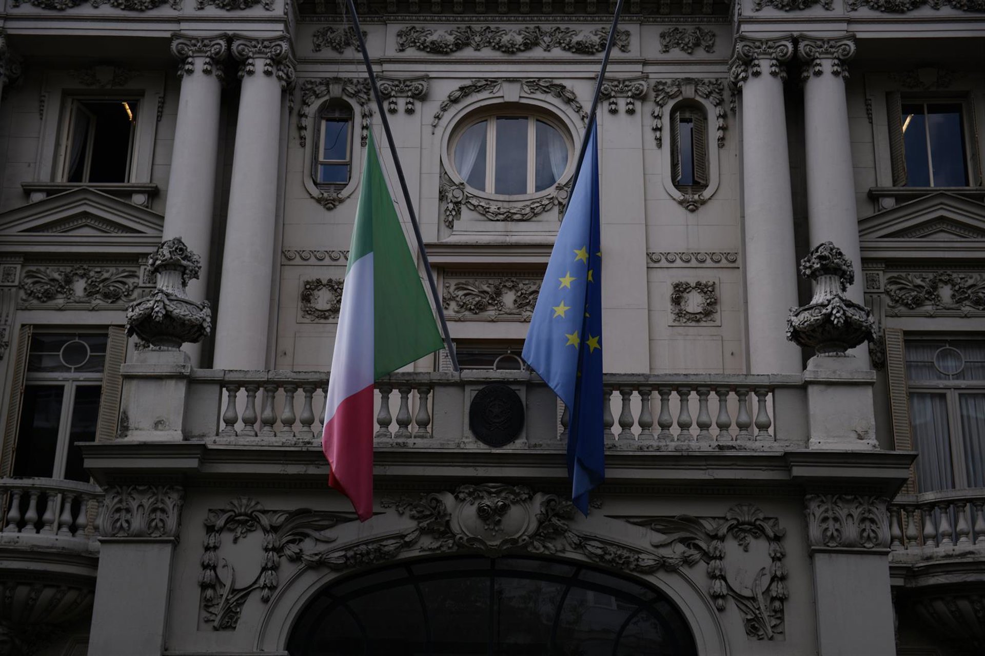 Izado de la bandera en la embajada de Italia en Madrid, en Madrid (España) Fernando Sánchez - Europa Press