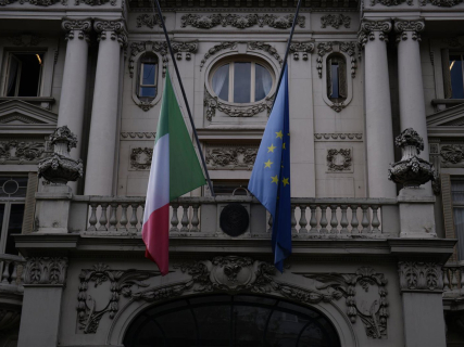 Izado de la bandera en la embajada de Italia en Madrid, en Madrid (España) Fernando Sánchez - Europa Press