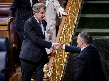 El presidente del Partido Popular, Alberto Núñez Feijóo, saluda al presidente de VOX, Santiago Abascal, a su salida de un pleno en el Congreso de los Diputados | Europa Press 