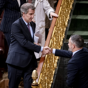 El presidente del Partido Popular, Alberto Núñez Feijóo, saluda al presidente de VOX, Santiago Abascal, a su salida de un pleno en el Congreso de los Diputados | Europa Press 