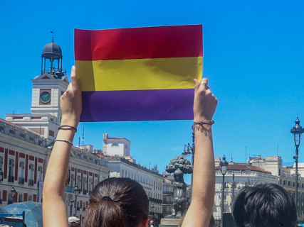 Una persona sujeta una bandera republicana durante una marcha contra la monarquía, a 16 de junio de 2024, en Madrid. Ricardo Rubio - Europa Press