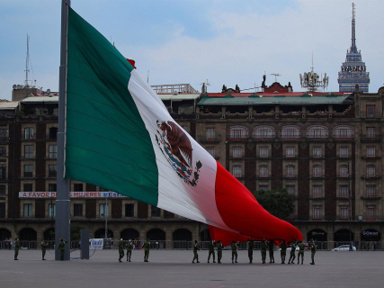 Arriado de la bandera mexicana en la plaza del Zócalo de Ciudad de México. Isaías Hernández/NOTIMEX/dpa