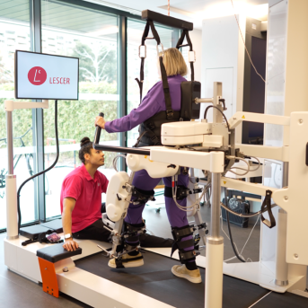 Residencias de mayores y centros de neurorrehabilitación, los caballos de batalla contra el Parkinson