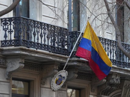 Bandera de Colombia en el consulado del país en Barcelona (España). David Zorrakino - Europa Press