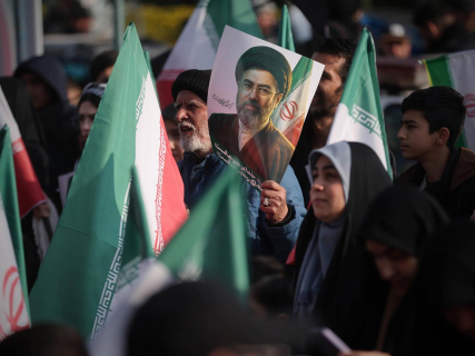 Seguidores del líder supremo de Irán, Mojtaba Jamenei, sostienen pancartas con su rostro Europa Press/Contacto/Iranian Supreme Leader'S Off