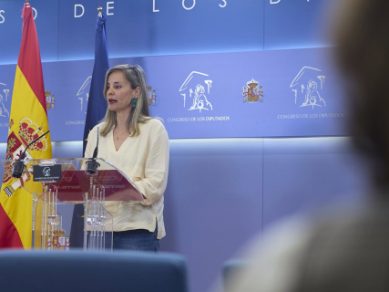 La diputada de Sumar Verónica Martínez Barbero durante una rueda de prensa, en el Congreso de los Diputados, a 9 de abril de 2026, en Madrid (España). Jesús Hellín - Europa Press
