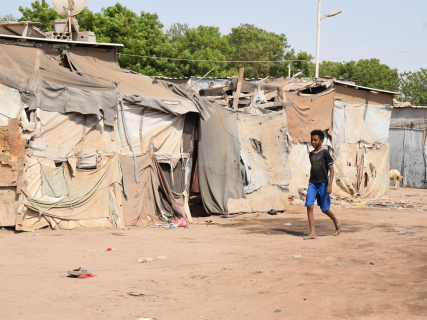 Un niño desplazado camina junto a tiendas de campaña en un campamento temporal en las afueras de Adén, Yemen Europa Press/Contacto/Murad