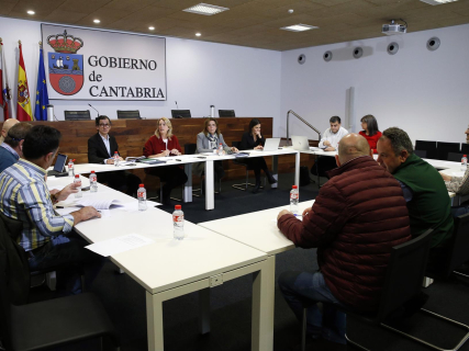 Cantabria convoca a la Mesa Láctea para frenar la caída del precio de la leche
