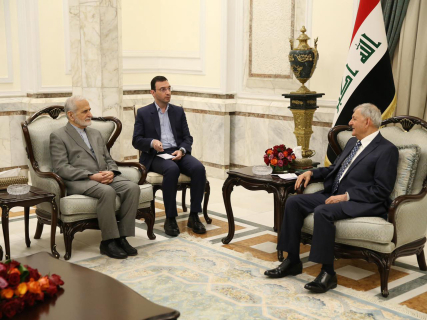 El exministro de Exteriores iraní, Kamal Jarazi (izquierda), en una visita oficial a Irak en 2023 Europa Press/Contacto/Iraqi Presidency Office