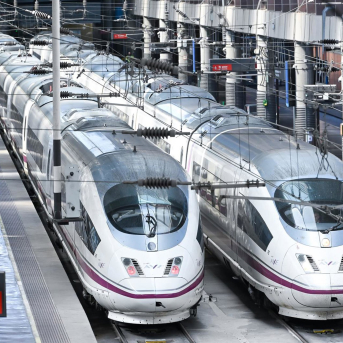 Trenes AVE durante la segunda operación salida con motivo de la Semana Santa 2026, en la estación Madrid-Puerta de Atocha-Almudena Grandes, a 1 de abril de 2026, en Madrid (España).  Gustavo Valiente - Europa Press
