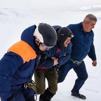 Los servicios de emergencia de Rusia rescatan a un turista que participaba en una ruta en un parque natural en Kamchatka Europa Press/Contacto/Russian Emergencies Ministry