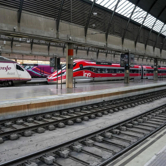 Un tren Irlo y un Avant parados en  la estación de Santa Justa de Sevilla Eduardo Briones - Europa Press