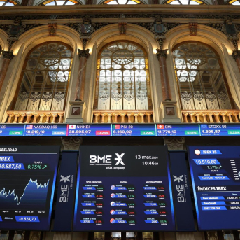 Paneles del Ibex 35 en el Palacio de la Bolsa, a 13 de marzo de 2024, en Madrid (España).  Marta Fernández Jara - Europa Press