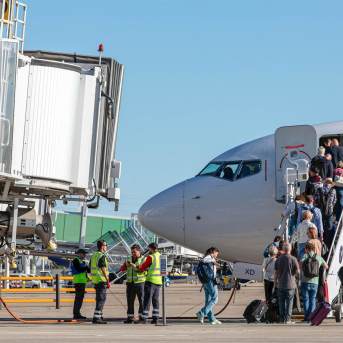 Un avión de la compañía Transavia estacionado junto a uno de los fingers del aeropuerto sevillano. AENA
