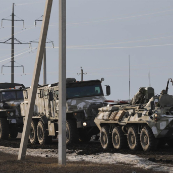 Vehículos militares aparcados junto a una carretera cerca de la frontera entre Rusia y Ucrania en la región de Bélgorod, Rusia. Anton Vergun / Sputnik / ContactoPhoto Vehículos militares aparcados junto a una carretera cerca de la frontera entre Rusia y Ucrania en la región de Bélgorod, Rusia. Anton Vergun / Sputnik / ContactoPhoto
