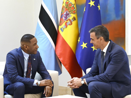 El presidente del Gobierno, Pedro Sánchez, recibe por primera vez al presidente de Botsuana, Duma Gideon Boko, en el Palacio de la Moncloa, a 10 de abril de 2026, en Madrid (España). MONCLOA