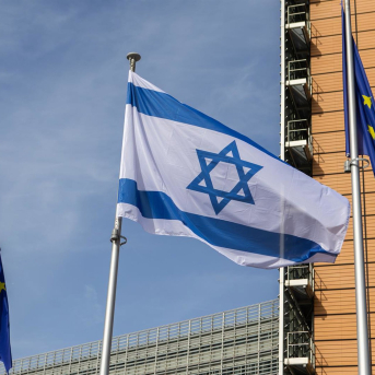 Banderas de la UE junto a una bandera de Israel frente al edificio Berlaymont, sede de la Comisión Europea, en Bruselas. BOGDAN HOYAUX