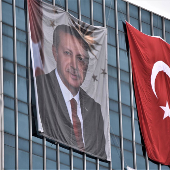 Retrato de Erdogan junto a una bandera de Turquía Altan Gocher/ZUMA Wire/dpa