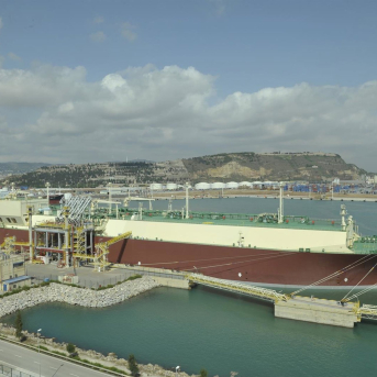 Metanero Descarga En La Planta De Enagás En El Puerto De Barcelona ENAGÁS Metanero Descarga En La Planta De Enagás En El Puerto De Barcelona ENAGÁS