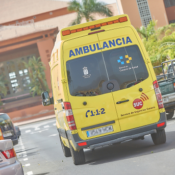 EuropaPress 2671935 ambulancia llega entrada hotel h10 costa adeje palace donde permanecen mas