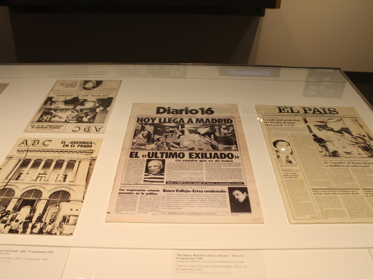 Varios periódicos que componen la exposición ‘Picasso. El viaje del Guernica’ | Patricia Galindo
