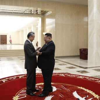 El líder norocoreano, Kim Jong Un (D), y el ministro de Exteriores chino, Wang Yi (I) MINISTERIO DE ASUNTOS EXTERIORES DE CHINA El líder norocoreano, Kim Jong Un (D), y el ministro de Exteriores chino, Wang Yi (I) MINISTERIO DE ASUNTOS EXTERIORES DE CHINA