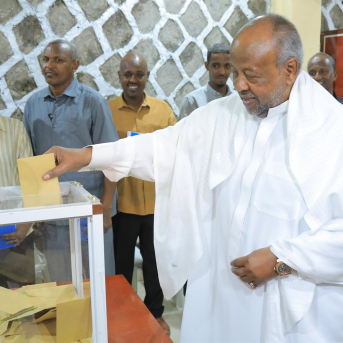 El presidente de Yibuti, Ismail Omar Guelleh, vota en las elecciones presidenciales a 10 de abril de 2026 PRESIDENCIA DE YIBUTI