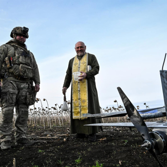Un capellán bendice a un militar ucraniano en Zaporiyia (imagen de archivo) Europa Press/Contacto/Dmytro Smolienko Un capellán bendice a un militar ucraniano en Zaporiyia (imagen de archivo) Europa Press/Contacto/Dmytro Smolienko