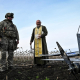 Un capellán bendice a un militar ucraniano en Zaporiyia (imagen de archivo) Europa Press/Contacto/Dmytro Smolienko