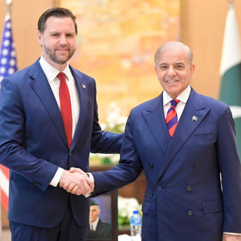 El vicepresidente de EEUU, JD Vance, con el primer ministro de Pakistán, Shebhaz Sharif (D) en las conversaciones de paz con Irán en Islamabad, a 11 de abril de 2026. Europa Press/Contacto/Wang Shen