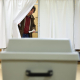 Un ciudadano húngaro comienza a votar en un colegio electoral de Budapest a las elecciones legislativas de 2026  Europa Press/Contacto/David Balogh