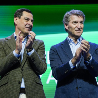 El presidente del PP, Albero Nuñez Feijoo, junto a el presidente de la Junta de Andalucía, Juanma Moreno, durante el congreso del PP-A. A 9 de noviembre de 2025. Joaquin Corchero - Europa Press