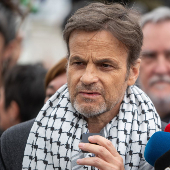 El eurodiputado de Comuns, Jaume Asens, atiende a los medios de comunicación antes de partir a Gaza, a 12 de abril de 2026, en Barcelona, Catalunya (España).  Lorena Sopêna - Europa Press