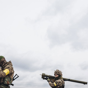 Un soldado del ejército ucraniano apunta con un misil antiaéreo. Diego Herrera - Europa Press