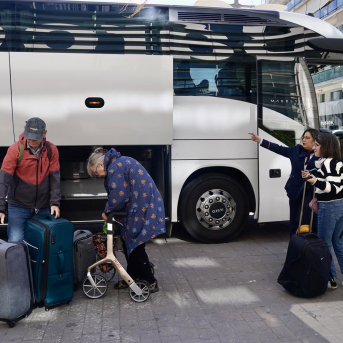Pasajeros de la línea de alta velocidad Madrid-Málaga llegando a la capital malagueña en autobús desde Antequera Álex Zea - Europa Press