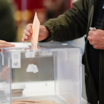 Un momento de la votación del pasado 15 de marzo en un colegio electoral de Valladolid. Photogenic/Claudia Alba - Europa Press
