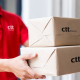 Un trabajador de CTT Express entrega unos paquetes CTT EXPRESS
