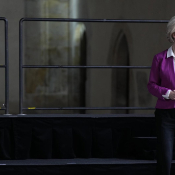 La presidenta de la Comisión Europea, Ursula von der Leyen, llega para una foto de grupo con los jefes de Estado y de Gobierno de 44 países en el Castillo de Praga durante la Comunidad Política Europea. Alistair Grant/PA Wire/dpa