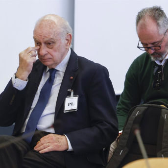 El exministro del Interior Jorge Fernández Díaz (i) durante el primer día del juicio de la Operación Kitchen, en la Audiencia Nacional, a 6 de abril de 2026, en San Fernando de Henares, Madrid (España).  Pool