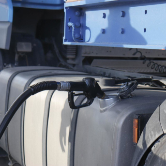 A person refuels gasoline in their truck at a gas station in Albacete Raúl Fraile - Europa Press