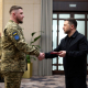 Volodimir Zelenski, presidente de Ucrania, condecorando a un militar ucraniano. Europa Press/Contacto/PRESIDENT OF UKRAINE