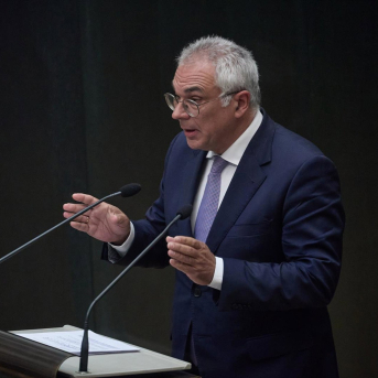 El concejal de Carabanchel, Carlos Izquierdo, interviene durante un pleno extraordinario del Ayuntamiento de Madrid, en el Palacio de Cibeles, a 25 de junio de 2024, en Madrid (España). Jesús Hellín - Europa Press