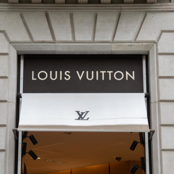 La entrada de la tienda de Louis Vuitton del paseo de Gràcia, en Barcelona, Cataluña (España). David Zorrakino - Europa Press