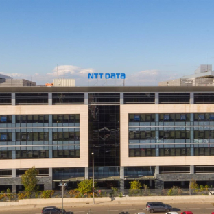 El letrero con NTT Data, la nueva marca de Everis, ya está colocado en su edificio de oficinas en Madrid. NTT DATA