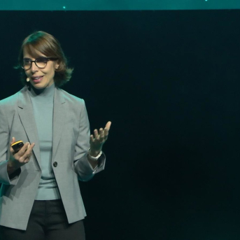 Suzana Curic (AWS) en su intervención en 'The Wave' 2026. EUROPA PRESS